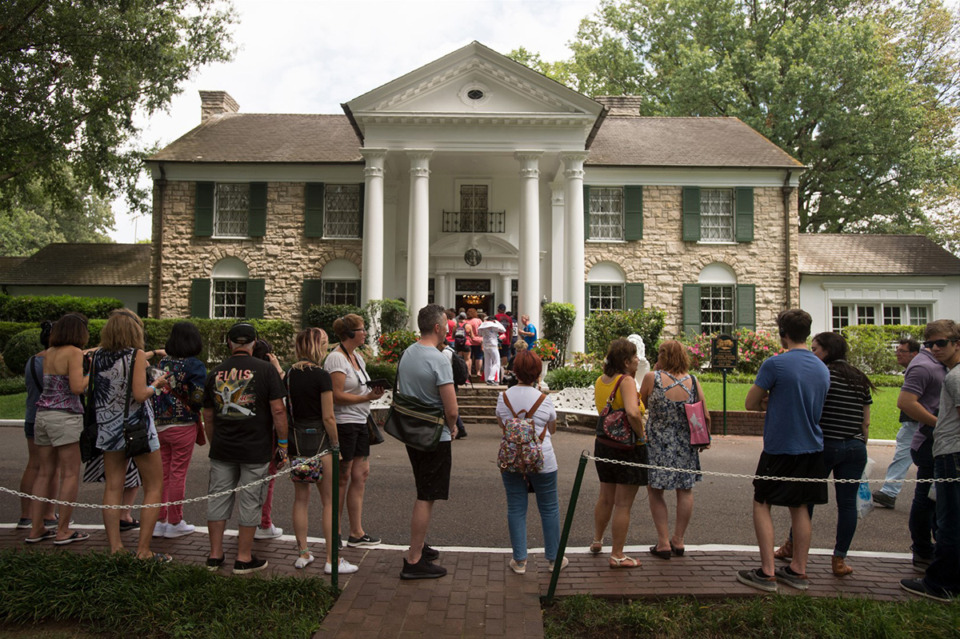 <strong>Fans wait in line outside Graceland, Elvis Presley&rsquo;s Memphis home, in Memphis, Tenn., Aug. 15, 2017.</strong> (AP Photo/Brandon Dill, File)