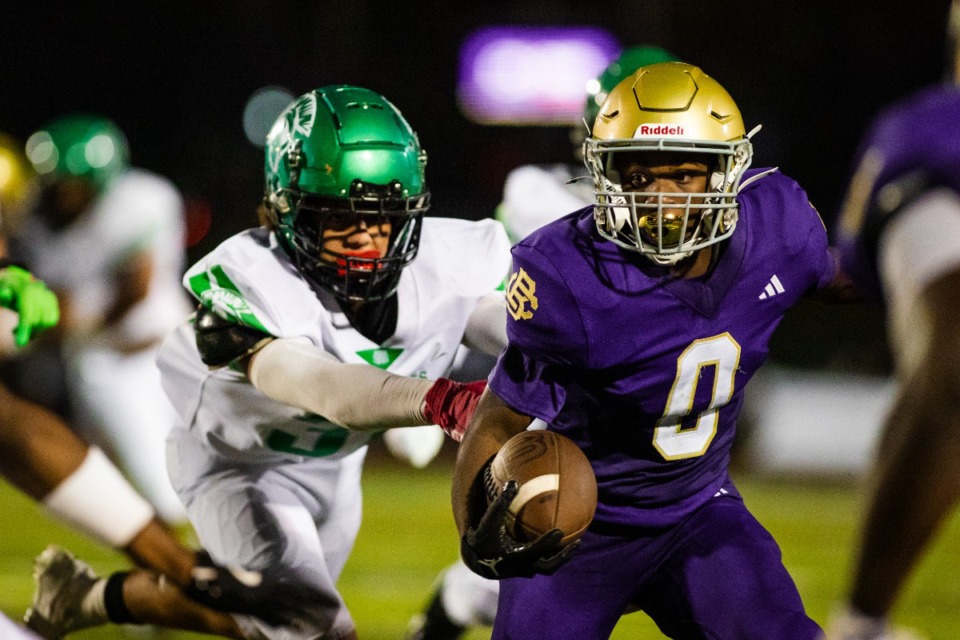 <strong>Christian Brothers sophomore wide reciever Javon Slaton high school runs with the ball during the first half of game against White Station Aug. 22.</strong> (Benjamin Naylor/The Daily Memphian