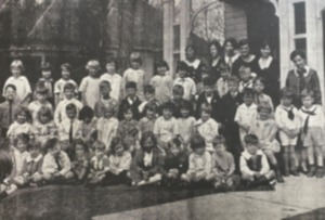 <strong>This image, believed to have been taken in 1924, shows the student body in front of Miss Lee&rsquo;s School for Childhood at 1760 Peabody Ave.&nbsp;</strong>(Courtesy Grace-St. Luke&rsquo;s Episcopal School)