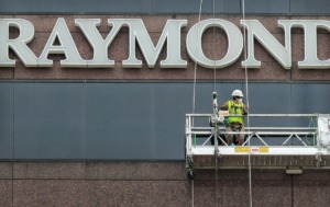 <strong>Workers with Structural Waterproofing and Restoration out of Little Rock repair windows on the Raymond James building on March 12, 2019. A July 30 court filing appears to confirm that Raymond James is moving from Downtown to the Ridgeway Center office park in East Memphis.</strong> (Jim Weber/Daily Memphian)