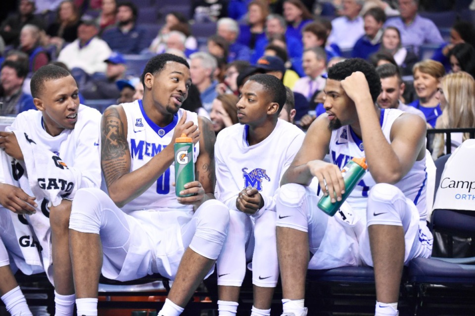 <strong>Memphis guard K.J. Lawson (0) chats with his Tigers teammates on March 2, 2017.</strong> (Cal Sport Media via AP Images)