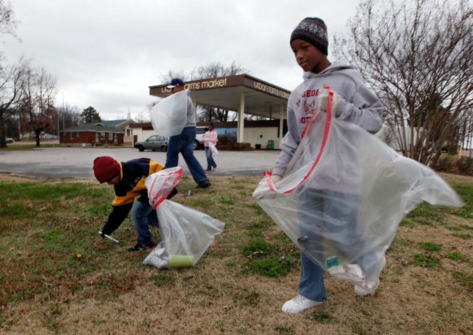 <strong>Jeremy Upton, from left, Deon Crum, Tiffany Clay and J.R. Upton clean up litter along Broad Avenue as part of "Day On" of community service for Martin Luther King Day.</strong> (The Daily Memphian flle)