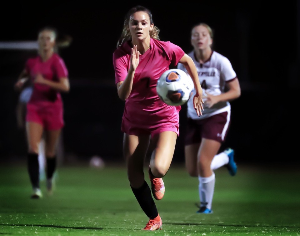 <strong>Houston High School defender McKlain Jones (7) chases down a loose ball during a Oct. 6, 2021 game against Collierville High School.</strong> (Patrick Lantrip/The Daily Memphian file)