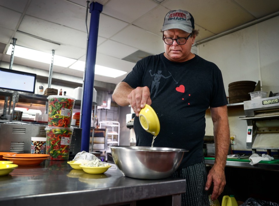 <strong>Elwood&rsquo;s Shack owner Tim Bednarski prepares blue cheese and jalapeno coleslaw.</strong> (Mark Weber/The Daily Memphian)