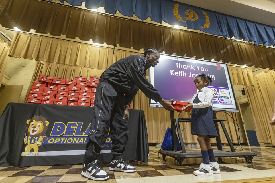 <strong>Delano Elementary School alum Keith Josiah, a visual and music artist, surprises Delano Elementary kindergarteners with a pair of Nike Dunks Wednesday, Sept. 25, 2024 Pictured (left to right,) Keith Josiah and Bethphany W.</strong> (Ziggy Mack/Special to The Daily Memphian)