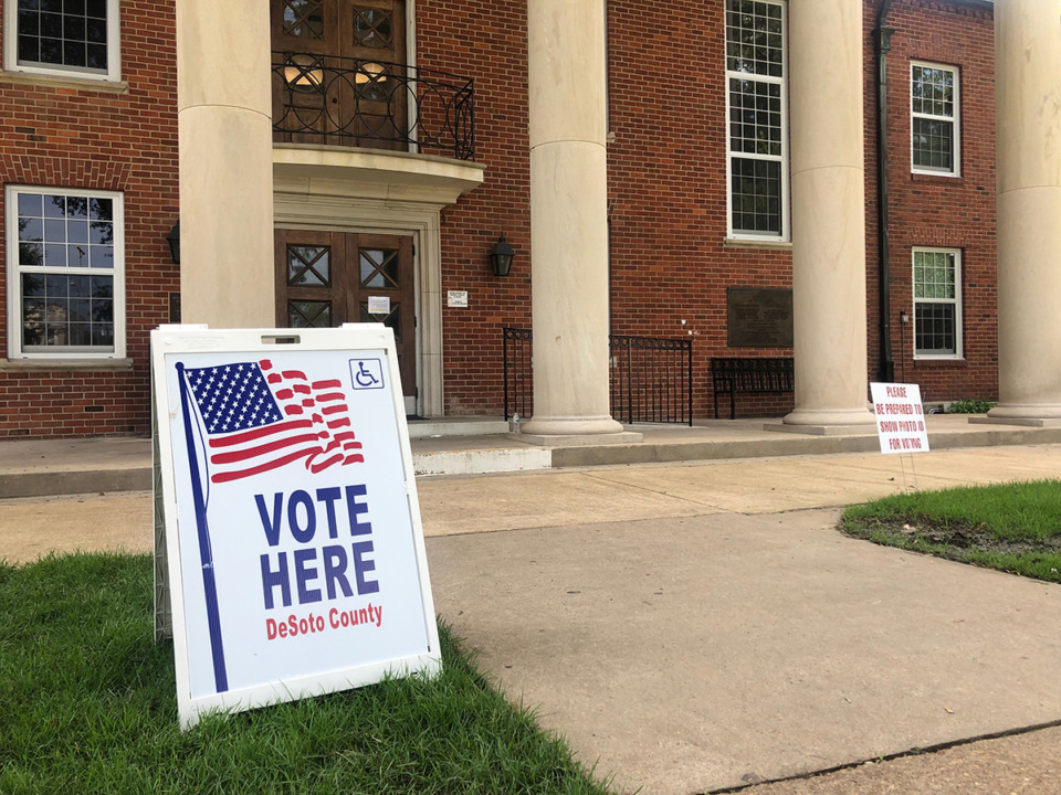 <strong>A &ldquo;vote here&rdquo; sign sits outside the DeSoto County courthouse in Hernando.</strong> (Beth Sullivan/The Daily Memphian file)