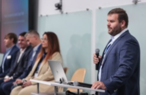 <strong>Andrew Hooser moderates a panel on combating cargo theft Wednesday at the Memphis Logistics Summit.&nbsp;&ldquo;Memphis is really where a lot of cargo originates and terminates,&rdquo; said Hooser, founder and president of Blue Current, a logistics analytics firm. &ldquo;There&rsquo;s a huge amount of volume and a huge amount of opportunity.&rdquo;</strong> (Patrick Lantrip/The Daily Memphian)