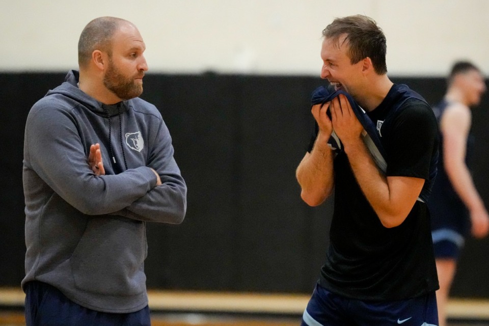 <strong>Memphis Grizzlies head coach Taylor Jenkins (left), talks with guard Luke Kennard during the NBA basketball team's training camp practice Tuesday, Oct. 1, 2024, in Nashville.</strong> (AGeorge Walker IV/AP)