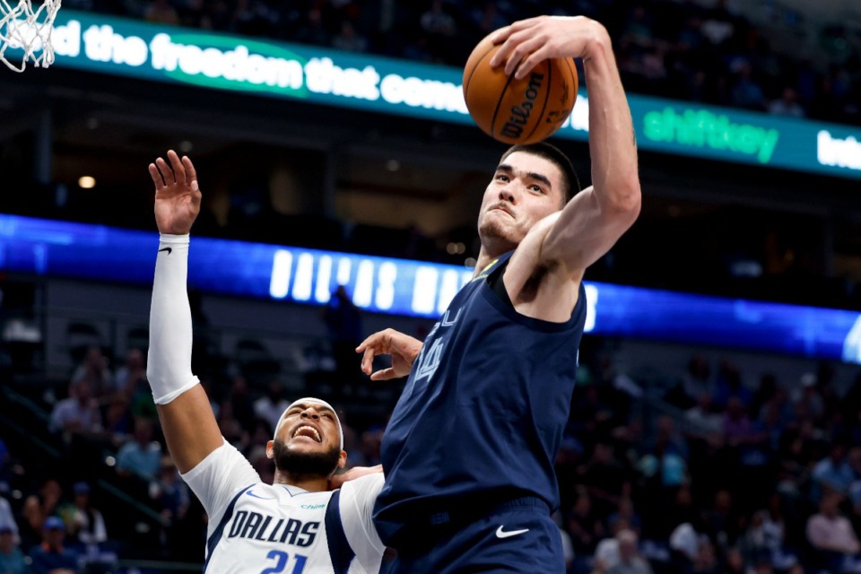 <strong>Memphis Grizzlies center Zach Edey, right, rebounds over Dallas Mavericks center Daniel Gafford, left, during the first half of an NBA preseason basketball game in Dallas, Monday, Oct. 7, 2024.</strong> (Gareth Patterson/AP)