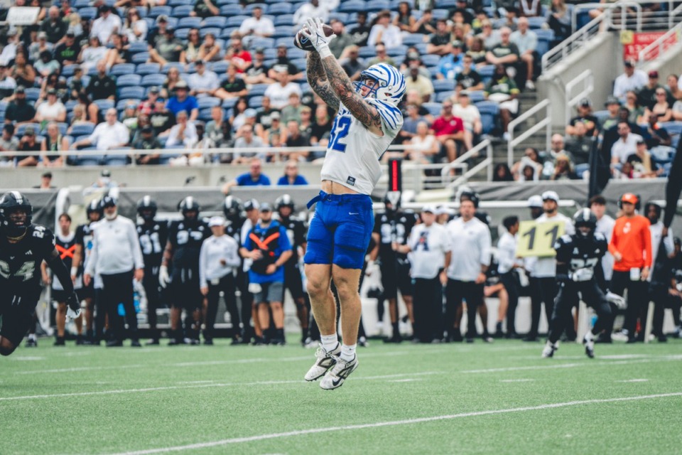 <strong>Memphis tight end Anthony Landphere makes a catch against USF. He had 6 catches for 64 yards in Saturday&rsquo;s 21-3 win.</strong> (Courtesy Memphis Athletics)