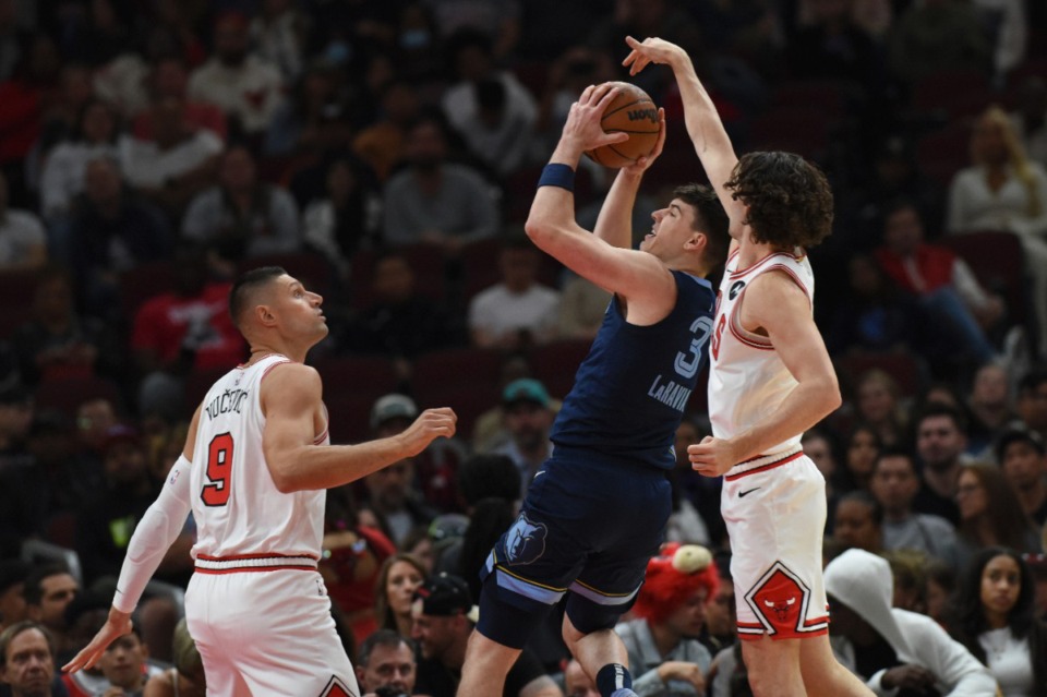 <strong>Memphis Grizzlies' Jake LaRavia, center, goes up to shoot against Chicago Bulls' Josh Giddey, right, and Nikola Vucevic (9) during the first half of an NBA preseason basketball game in Chicago, Saturday, Oct. 12, 2024.</strong> (Paul Beaty/AP)