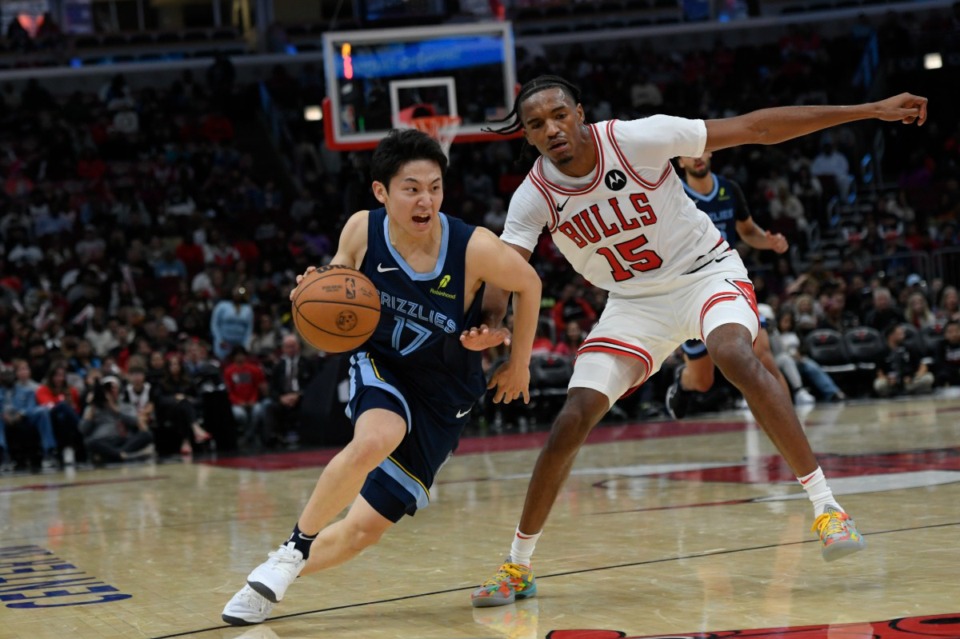 <strong>Memphis Grizzlies' Yuki Kawamura (17), drives against Chicago Bulls' Julian Phillips (15), during the second half of an NBA preseason basketball game in Chicago, Saturday, Oct. 12, 2024. Memphis won 124-121.</strong> (Paul Beaty/AP)