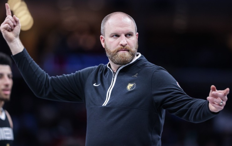 Memphis Grizzlies coach Taylor Jenkins motions to his team during a Feb. 8, 2024 game against the Chicago Bulls. (Patrick Lantrip/The Daily Memphian file)