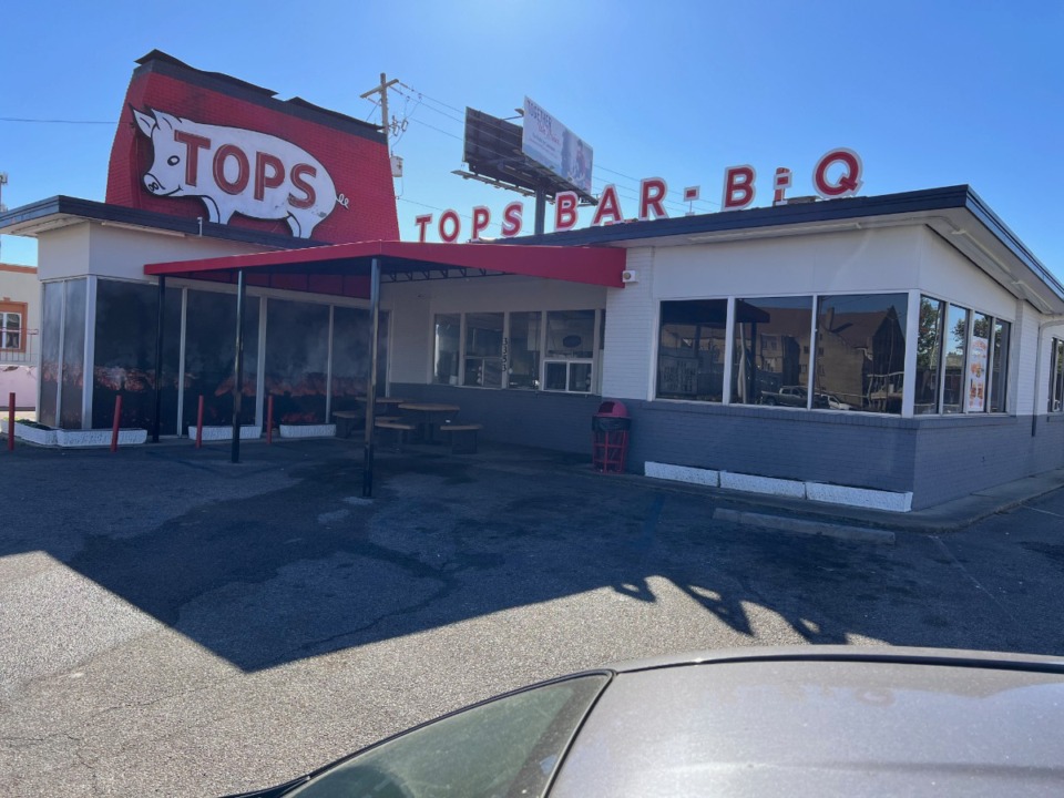 <strong>A fire damaged the Tops Bar-B-Q location on Summer Avenue near National Street early Thursday morning, Oct. 17.</strong> (Jody Callahan/The Daily Memphian)