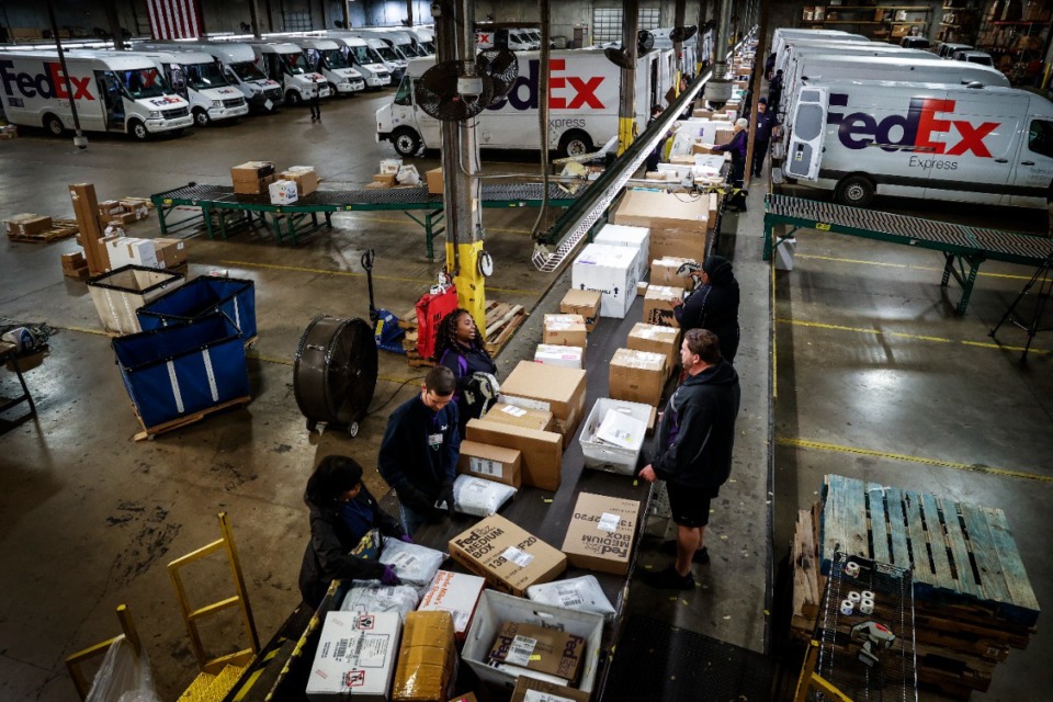 <strong>FedEx handlers (in a file photo) sort packages at their Cordova center. The company&rsquo;s new fdx.com platform offers&nbsp; retailers help with real-time delivery estimates and more.</strong> (Mark Weber/The Daily Memphian)