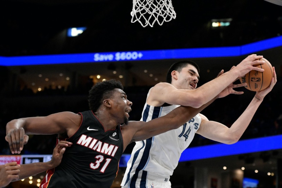 <strong>Memphis Grizzlies center Zach Edey (14) handles the ball against Miami Heat center Thomas Bryant (31) Friday, Oct. 18, 2024.</strong> (Brandon Dill/AP)