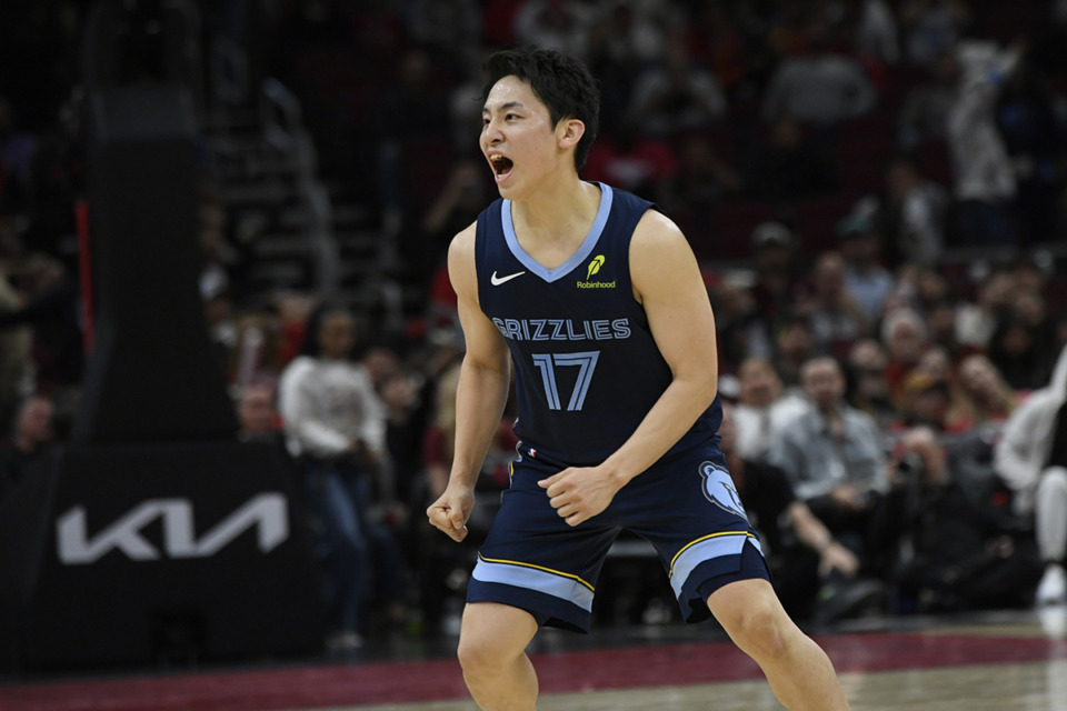 <strong>Memphis Grizzlies' Yuki Kawamura celebrates during the final seconds of an NBA preseason basketball game against the Chicago Bulls in Chicago Oct. 12.</strong> (Paul Beaty/AP file)