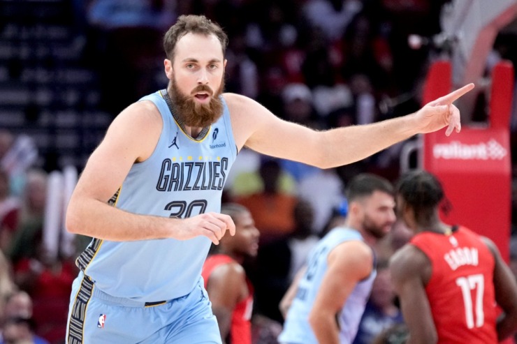 Memphis Grizzlies center Jay Huff (right) celebrates a made 3-pointer against the Houston Rockets on&nbsp;Friday, Oct. 25, 2024.&nbsp;(Eric Christian Smith/AP file)