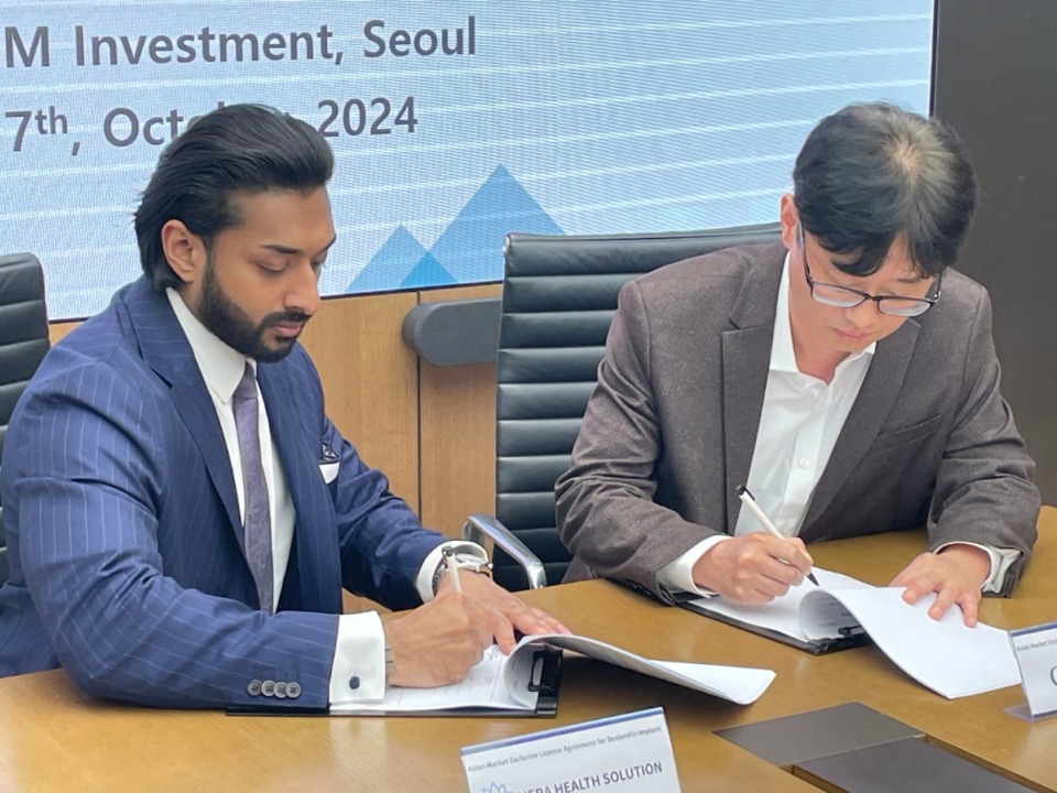 <strong>Hera Health Solutions CEO Idicula Mathew (left) signs an agreement with Geovista CEO&nbsp;Dr. Gook Jun Ahn in Seoul, South Korea, on Oct. 17.</strong> (Courtesy Idicula Mathew)