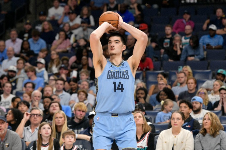 Memphis Grizzlies center Zach Edey looks to shoot in the first half of an NBA basketball game against the Chicago Bulls, Monday, Oct. 28, 2024, in Memphis, Tenn. (AP Photo/Brandon Dill)