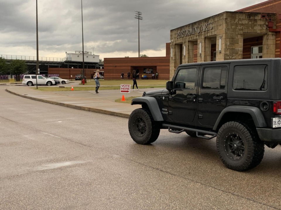 <strong>Voters arrive at DeSoto Central High Tuesday afternoon.</strong> (Rob Moore/The Daily Memphian)