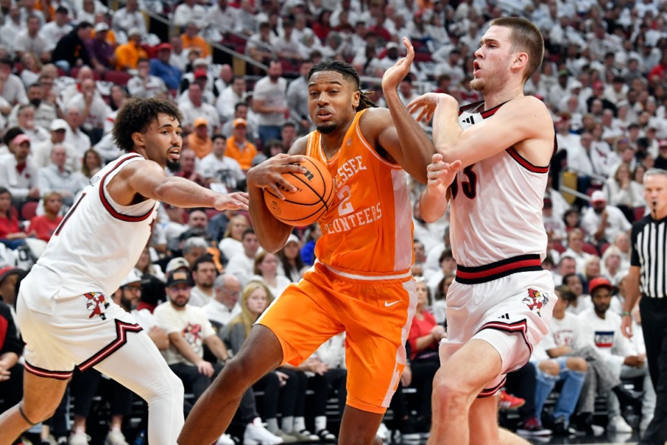 <strong>Tennessee guard Chaz Lanier (2) fights through the defense of Louisville guard J'Vonne Hadley (1), left, and forward Noah Waterman (93) during the first half of an NCAA college basketball game in Louisville, Ky., Saturday, Nov. 9, 2024.</strong> (Timothy D. Easley/AP)