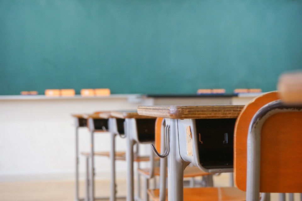 <strong>Tennessee Gov. Bill Lee, who&rsquo;s trying again to enact his statewide private school voucher plan, is hoping to win over critics and skeptics with a $2,000 bonus for public school teachers.</strong>.(Maroke/Getty Images)