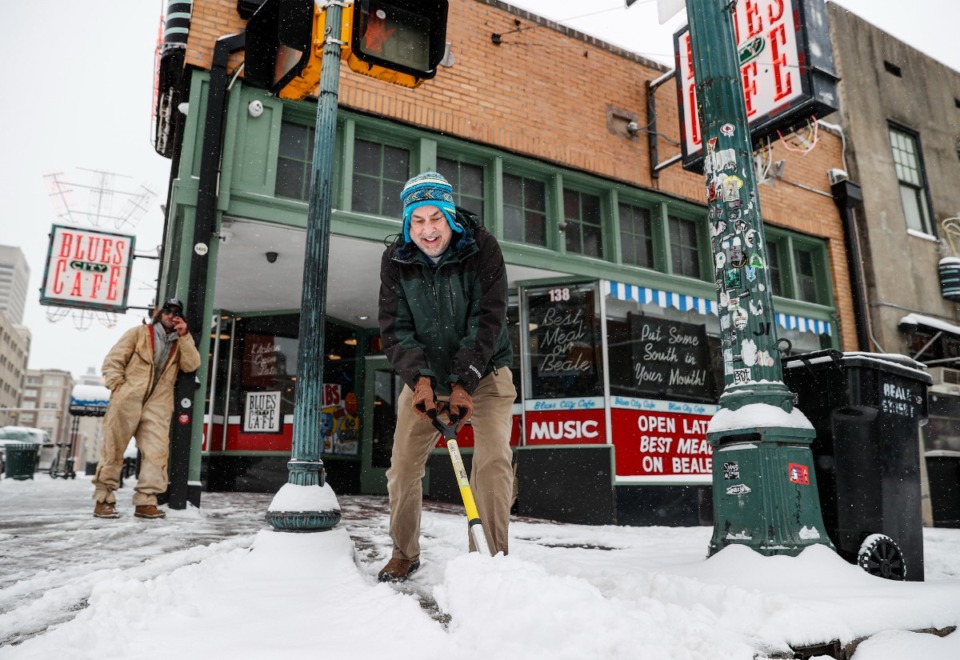 <strong>Ken Whitehead clears the sidewalk outside Blues City Cafe as snow falls on Monday, Jan. 15, 2024.&nbsp; Historical trends during various phases of El Ni&ntilde;o Southern Oscillation can predict what we might occur during the upcoming winter season.</strong> (Mark Weber/The Daily Memphian file)