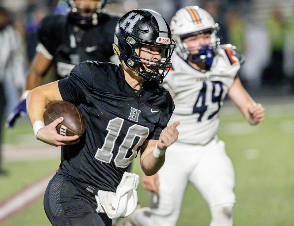 <strong>Houston freshman quarterback Canon Day (10) rushes for his second touchdown against Dickson County. Houston rolled to an easy win 42-7 for a first round of the 6A playoffs.</strong> (Greg Campbell/Special to The Daily Memphian)