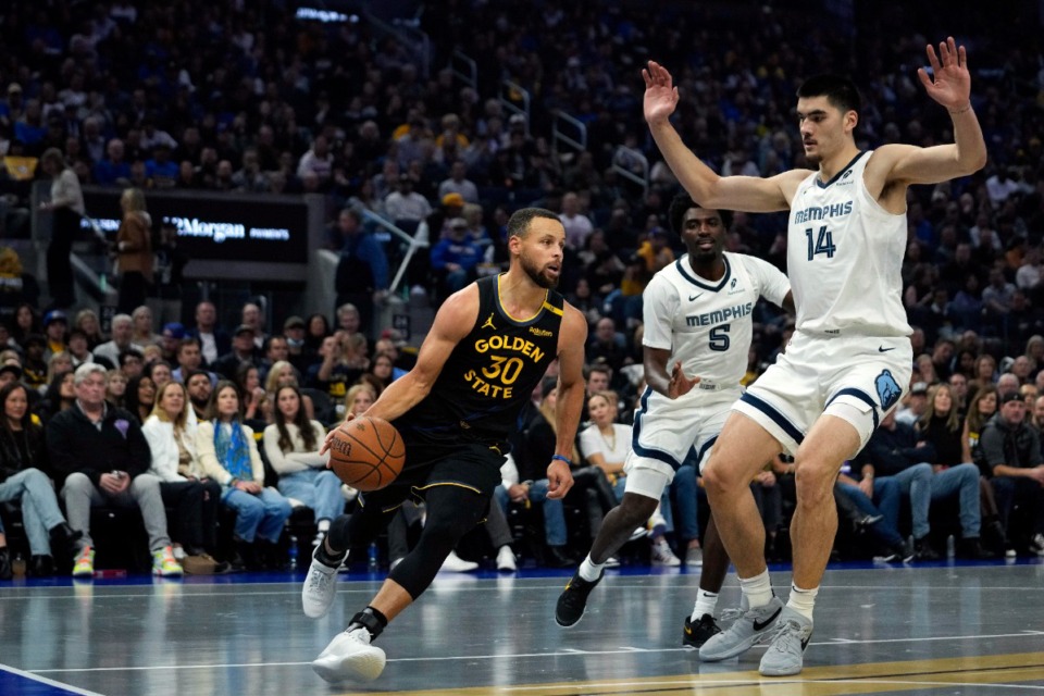 <strong>Memphis Grizzlies center Zach Edey guards&nbsp;Golden State Warriors guard Stephen Curry (30) in an Emirates NBA Cup game Friday, Nov. 15, 2024, in San Francisco.</strong> (Godofredo A. V&aacute;squez/AP)