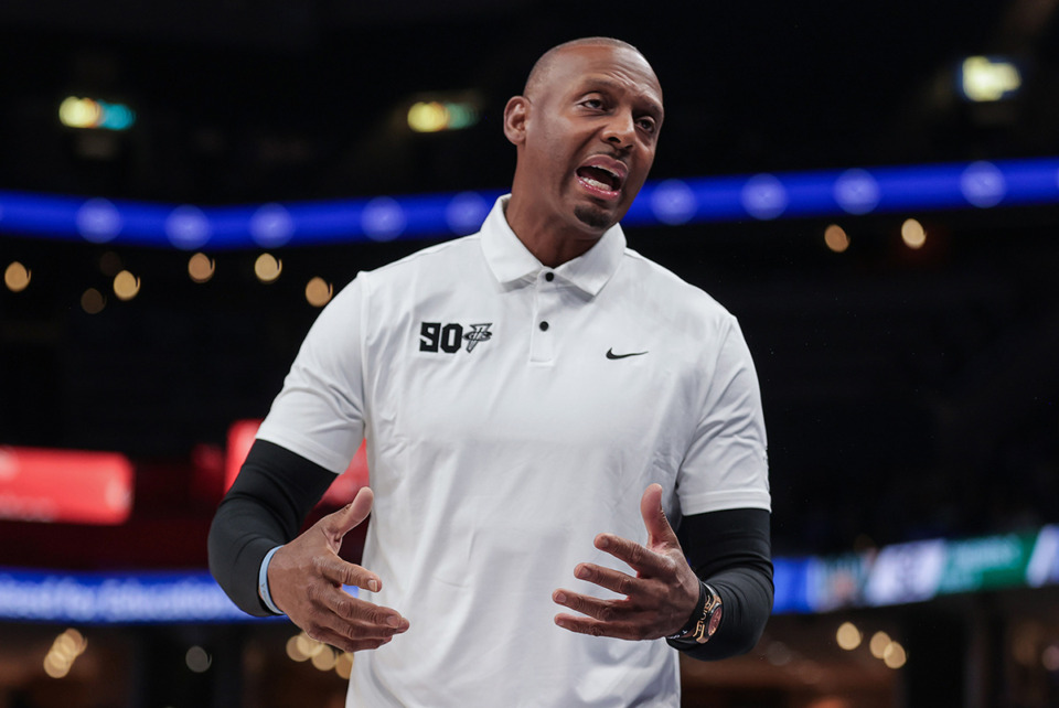 <strong>University of Memphis Coach Penny Hardaway breaks down a play on the sidelines of a Nov. 15 game against Ohio University.</strong> (Patrick Lantrip/The Daily Memphian)