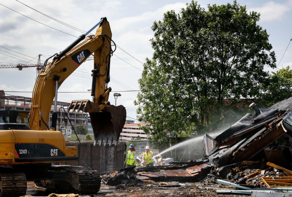 <strong>A demolition crew removes a former auto repair shop at 710 N. Parkway on Tuesday, Aug. 27, to make room for parking lots. St. Jude Children&rsquo;s Research Hospital wants to build &ndash; and use temporarily for six years &ndash; lots where construction workers, vendors and others could park. The workers are helping build a massive St. Jude expansion that will pour billions of dollars into the local economy.</strong>&nbsp;(Mark Weber/Daily Memphian)