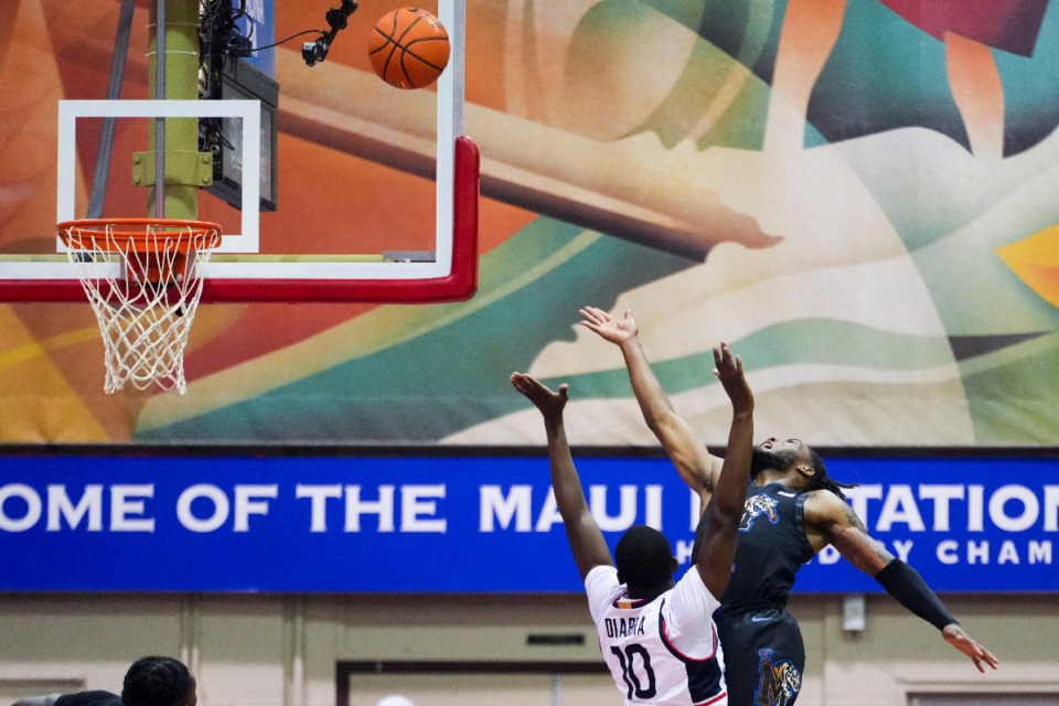 <strong>Memphis guard Tyrese Hunter goes up to the basket against UConn guard Hassan Diarra (10) during the first half of an NCAA college basketball game at the Maui Invitational Monday, Nov. 25, 2024, in Lahaina, Hawaii.</strong> (AP Photo/Lindsey Wasson)