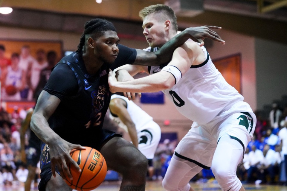 <strong>Memphis forward Dain Dainja drives against Michigan State forward Jaxon Kohler, right, at the Maui Invitational Tuesday, Nov. 26, 2024, in Lahaina, Hawaii.</strong> (Lindsey Wasson/AP)