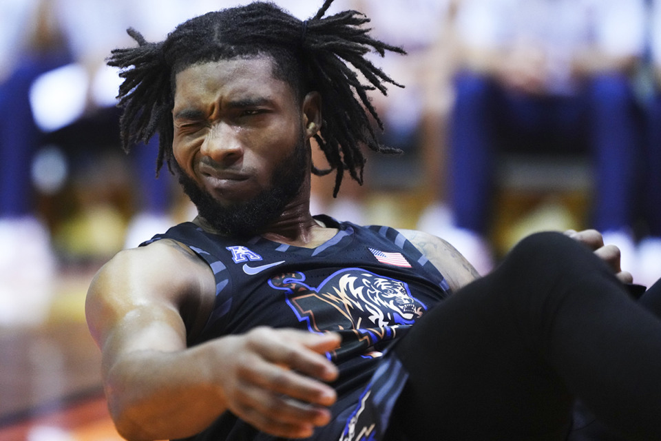 <strong>Memphis guard Tyrese Hunter (11) winces after an Auburn player's foot hit his face in a collision during the first half of the championship game of the NCAA college basketball Maui Invitational tournament Wednesday, Nov. 27, 2024, in Lahaina, Hawaii.</strong> (Lindsey Wasson/AP Photo)