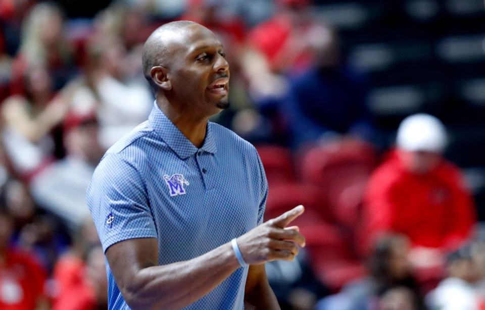 <strong>Memphis head coach Penny Hardaway calls out to players during the first half of an NCAA college basketball game against UNLV Saturday, Nov. 9, 2024, in Las Vegas.</strong> (Steve Marcus/Las Vegas Sun via AP)