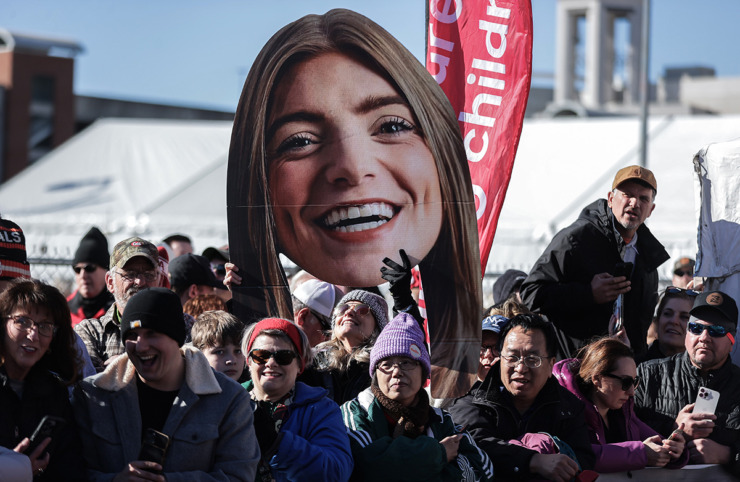 <strong>Hillary Harrison holds up a giant picture of her daughter Mae during the St. Jude Memphis Marathon on Dec. 7.</strong> (Patrick Lantrip/The Daily Memphian)