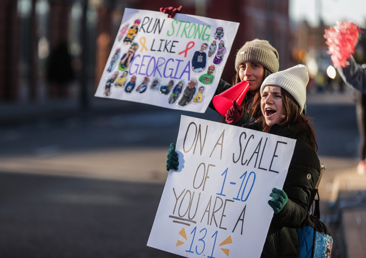 <strong>Mackenzie Maier and Lauren Acosta cheer on runners during the St. Jude Marathon on Dec. 7.</strong> (Patrick Lantrip/The Daily Memphian)