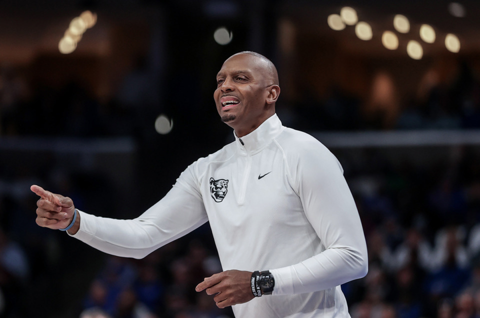 <strong>University of Memphis head coach Penny Hardaway tries to get his team's attention during a Dec. 21 game against Mississippi State.&nbsp;</strong>(Patrick Lantrip/The Daily Memphian)