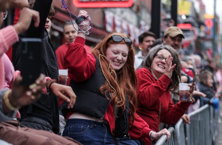 <strong>Arkansas fans try to catch beads during the AutoZone Liberty Bowl Parade Dec. 26, 2024.</strong> (Patrick Lantrip/The Daily Memphian)