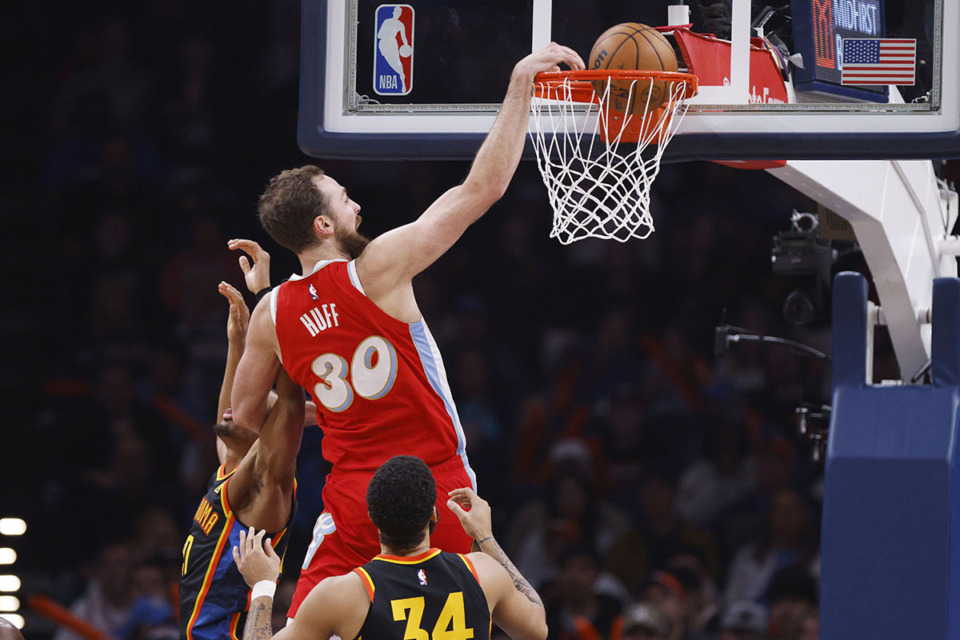 <strong>Memphis Grizzlies center Jay Huff (30) dunks between Oklahoma City Thunder guard Aaron Wiggins, left, and forward Kenrich Williams during the first half of an NBA basketball game Sunday, Dec. 29, 2024, in Oklahoma City.</strong> (Nate Billings/AP Photo)