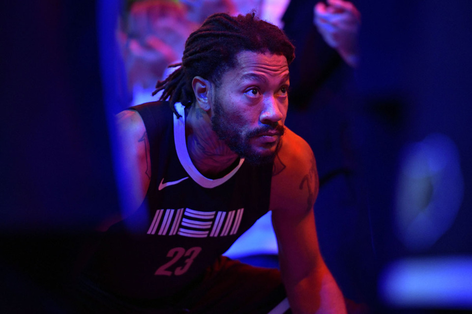 <strong>Former Memphis Grizzlies guard Derrick Rose (23) crouches in a huddle during a timeout in a Nov. 24, 2023, game against the Phoenix Suns at FedExForum.</strong> (Brandon Dill/AP file)