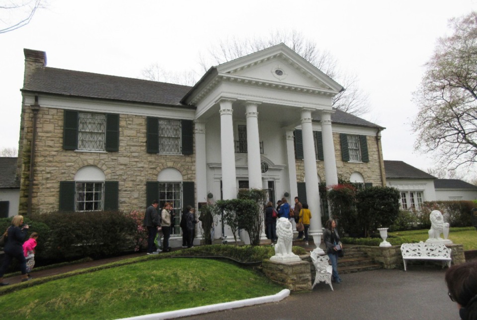 <strong>This March 13, 2017 photo shows visitors getting ready to tour Graceland.</strong> (Beth J. Harpaz/AP File)