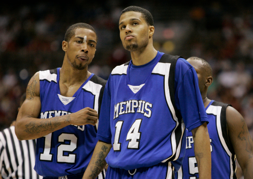 <strong>Memphis guard Chris Douglas-Roberts, right, will be inducted into the M Club Hall of Fame on Feb. 22.</strong> (AP Photo/David J. Phillip)