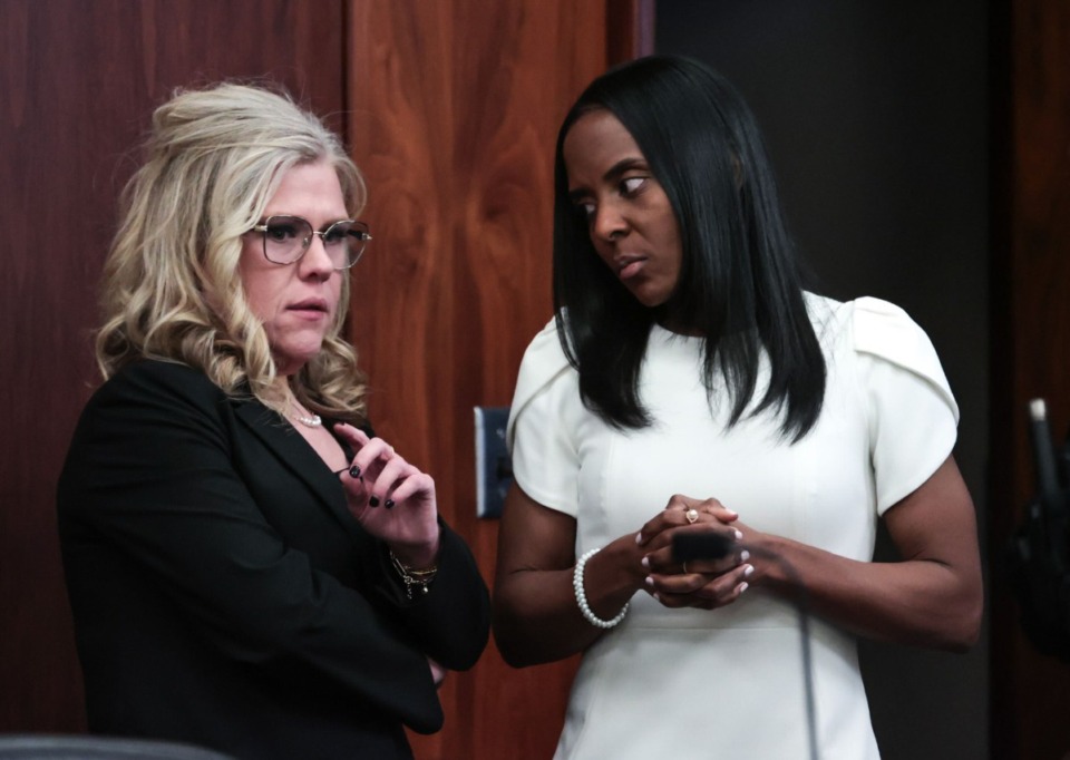 <strong>Former MSCS superintendent Marie Feagins (right) talked with school board member Amber Huett-Garcia during a recess of a Jan. 21, 2025, meeting.</strong> (Patrick Lantrip/The Daily Memphian)