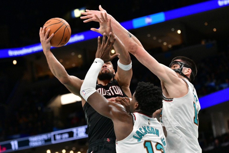 <strong>Houston Rockets forward Dillon Brooks shoots against Memphis Grizzlies forward Jaren Jackson Jr. (13) and center Zach Edey on Thursday, Jan. 30, 2025.</strong> (Brandon Dill/AP)