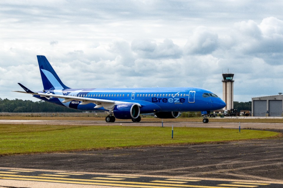 <strong>Breeze Airways unveils its first A220-300 aircraft in Mobile, AL. Breeze is launching non-stop flights to two destinations, including one the Memphis International Airport considers its &ldquo;top unserved destination.&rdquo;</strong> (Photo: Business Wire)