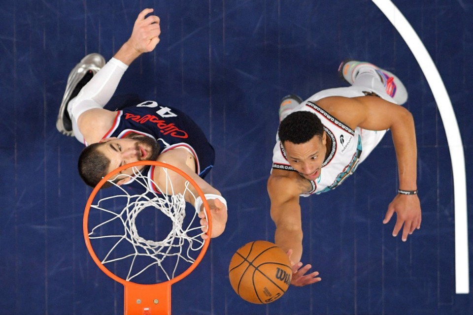 <strong>Memphis Grizzlies guard Desmond Bane, right, shoots against Los Angeles Clippers center Ivica Zubac on Wednesday, Feb. 12, 2025, in Inglewood, California.</strong> (Mark J. Terrill/AP)