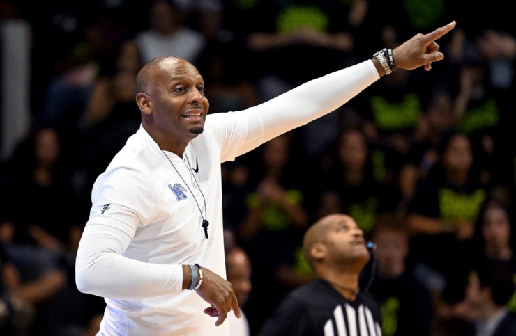 Memphis head coach Penny Hardaway yells to his team during the second half of an NCAA college basketball game against South Florida Thursday, Feb. 13, 2025, in Tampa, Fla. (AP Photo/Jason Behnken)