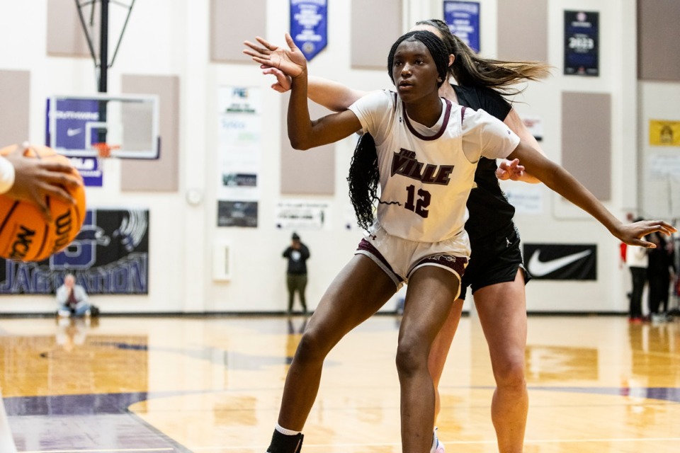 <strong>Collierville&rsquo;s Ehi Aigbomian battles for a pass during the Houston vs. Collierville game at the District 15-4A tournament at Southwind High School on Saturday, Feb. 22, 2025.</strong> (Brad Vest/Special to The Daily Memphian)